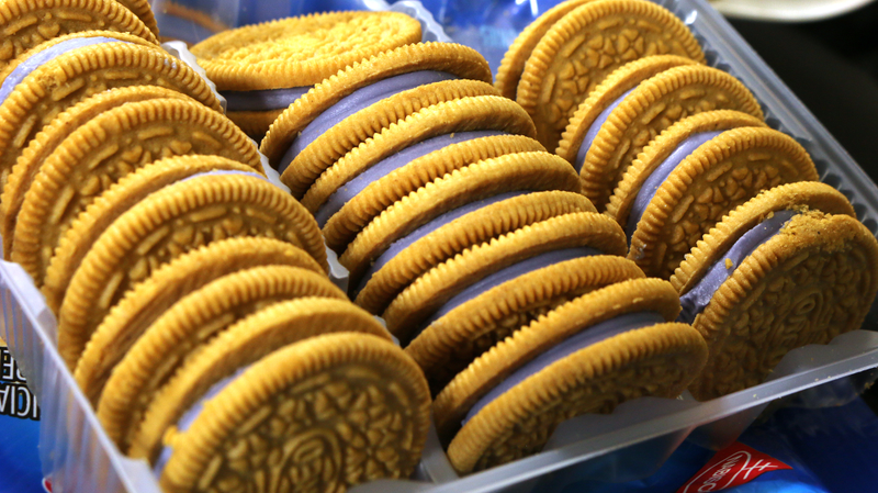 Illustration for article titled Snacktaku Eats Limited Edition Blueberry Pie Oreos